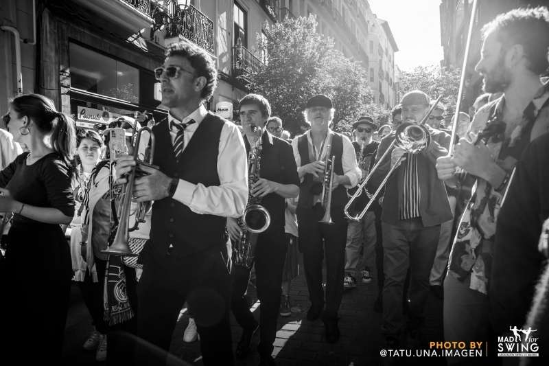 Crónica visual de un «funeral jubiloso»: El traslado del Café Central